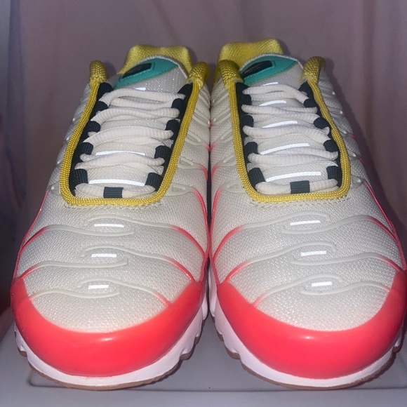 NIKE AIR MAX PLUS VIBRANT TROPICAL - Picture 3 of 7